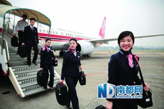 大媽坐飛機與巡查空少搭訕成功把女兒嫁出(圖)