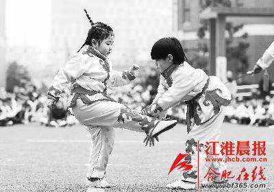 兩名小朋友在進(jìn)行武術(shù)對(duì)打表演。