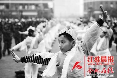 學(xué)生們?cè)谶M(jìn)行集體武術(shù)操展示。
