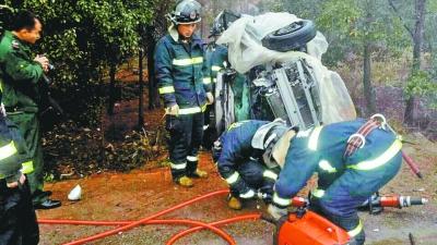 消防官兵正準備拆車門救人。