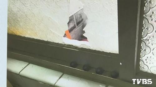 婦人家的窗戶被打出大洞。圖自TVBS網(wǎng)站