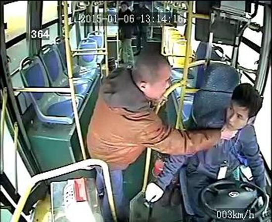 車載監(jiān)控視頻顯示，806路公交車司機袁宋林在車輛行駛中拒絕一乘車男子提出停車的要求后，遭到該男子的反復(fù)毆打。視頻截圖