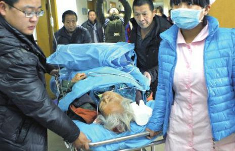 排隊領免費白菜，86歲老太摔倒顱內出血。