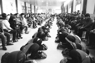 學(xué)生們在老師的指導(dǎo)下，一起給父母下跪謝恩。微博截圖