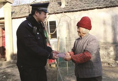 民警將戶口本交給陳奶奶。