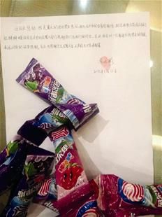 為表謝意，他特意買來20根棒棒糖送給民警。
