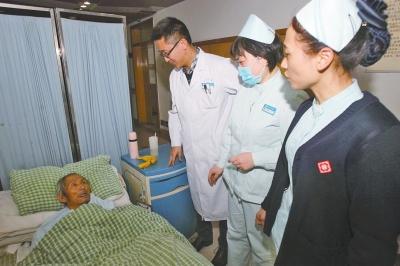 老人病治好了，可他卻一直躺在醫(yī)院的病床上。