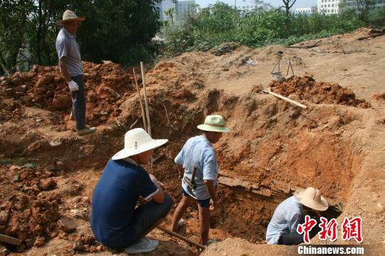 巖橋村廟山地區(qū)考古現(xiàn)場?！⊥]文管辦　攝