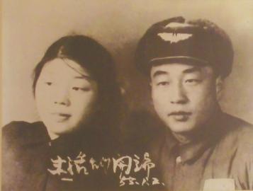當年的結婚照老人還保留得很好。
