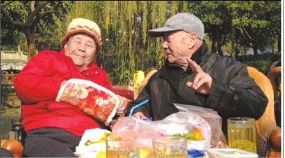 結婚60年，梁玉芹婆婆和王再功爺爺恩愛如初。