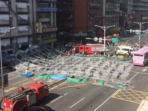 臺北市寧波東街和羅斯福路交叉口23日有腳手架倒塌，占據(jù)車道。臺灣“中央社”