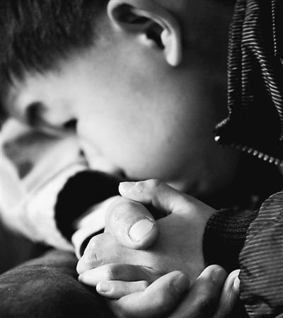 10歲小兒子緊緊握著哥哥的手。資料圖片