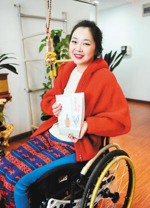 昨天下午，記者在鳳城八路的一個(gè)小區(qū)里，見到了輪椅上的28歲女孩兒劉燚。2009年夏天，因?yàn)橐粓?chǎng)車禍，她高位截癱，醫(yī)生宣布她“從此再也沒有生活質(zhì)量”，可就是這個(gè)輪椅上的西安女孩，在2012年，和父母一起完成了一趟28個(gè)國家的旅行，而靠著僅有的能動(dòng)的一個(gè)小拇指，她用一年多的時(shí)間，在電腦上敲出了這次旅行的游記，并集結(jié)成書，取名《一切都沒那么糟》。