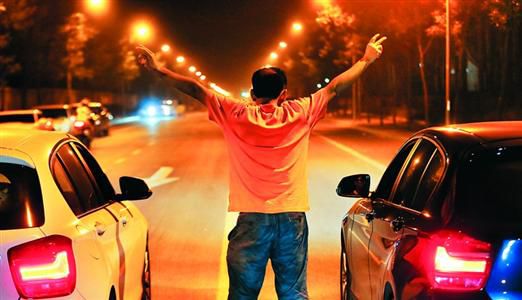 2013年8月25日凌晨，北京，在東壩大街路口進行的一場飆車。