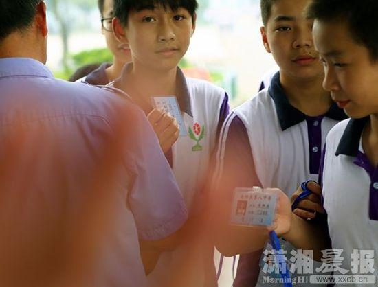 5月26日，岳陽縣第八中學(xué)，學(xué)生出校門時(shí)出示通行證