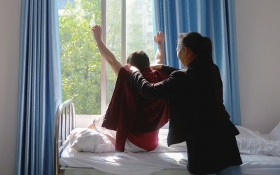 出院前，窗外透進(jìn)一道陽光，打在他的身上。