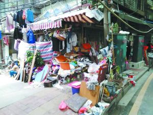 工作人員清理前，阿姨家周圍垃圾如山。