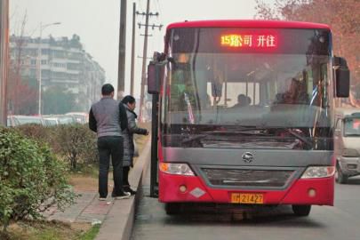 1月6日下午，資陽一輛15路公交車?？吭诋?dāng)時事發(fā)車站。
