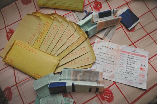廖弟友捐款后保存的部分收據(jù)。