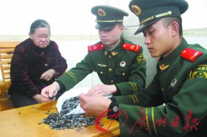 手機(jī)內(nèi)存卡因體積小、價(jià)值高，成為水客走私的“新寵”。圖為邊防官兵正在清點(diǎn)走私物品。