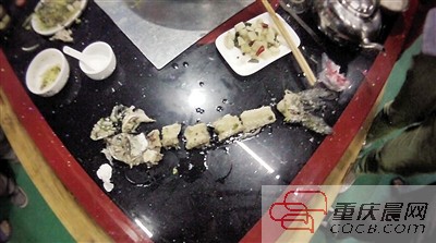 拼出魚骨，推斷魚沒有3斤8兩。 本報(bào)記者 平索茜 攝