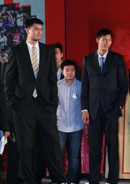 鄧超夫婦以及于嘉、林書豪，放在人群里都是不錯的身高，顯然，他們選錯了參照物。