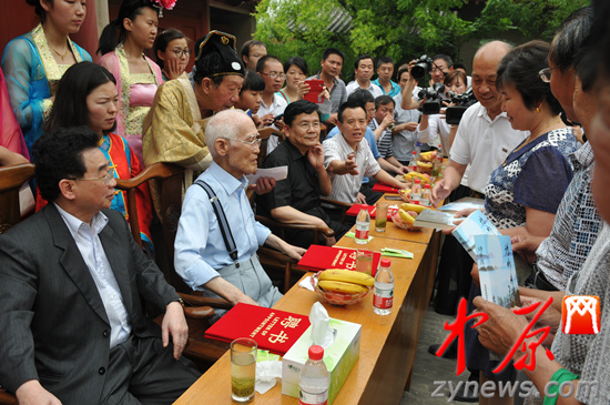 余光中、汪國真做客杜甫故里 共話詩圣家國情懷