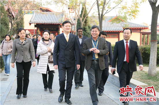 世界旅游城市市長(zhǎng)論壇與會(huì)嘉賓赴清明上河園考察 世界旅游城市市長(zhǎng)論壇與會(huì)嘉賓赴清明上河園考察