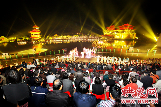 世界旅游城市市長(zhǎng)論壇與會(huì)嘉賓赴清明上河園考察 世界旅游城市市長(zhǎng)論壇與會(huì)嘉賓赴清明上河園考察