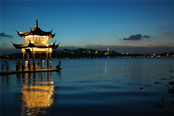 不要溫和地走進那個良夜 因為夜太美！