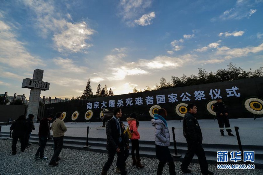 12月14日,觀眾在侵華日軍南京大屠殺遇難同胞紀(jì)念館國(guó)家公祭儀式會(huì)場(chǎng)參觀。新華社記者 沈鵬 攝　