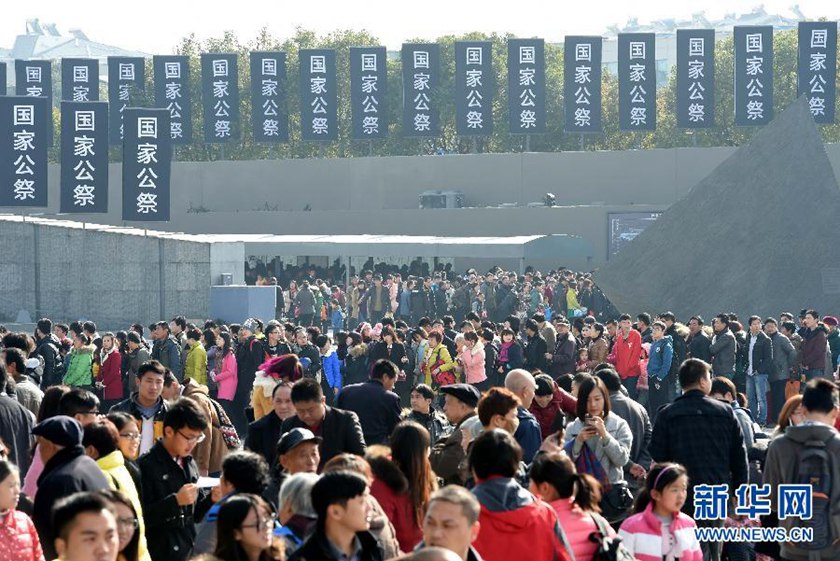 12月14日,參觀者在南京大屠殺遇難同胞紀(jì)念館參觀?！　⌒氯A社記者孫參攝