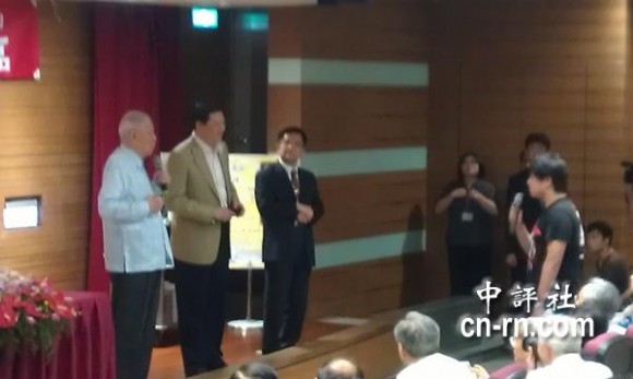 　大陸交換學(xué)生針對演講內(nèi)容，頻頻問李登輝，雙方一來一往。(中評社黃文杰攝)