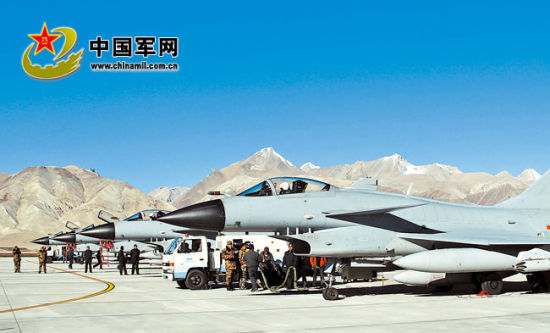 后勤官兵進(jìn)駐雪域高原機(jī)場提供后勤支撐。解放軍報(bào)特約記者 劉應(yīng)華攝