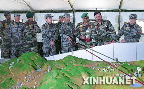 資料圖：2007年12月23日，中印陸軍聯(lián)合軍演中印參訓指導組成員在進行訓練磋商