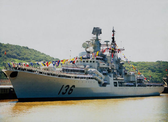 資料圖：東海艦隊(duì)的杭州號(hào)驅(qū)逐艦。