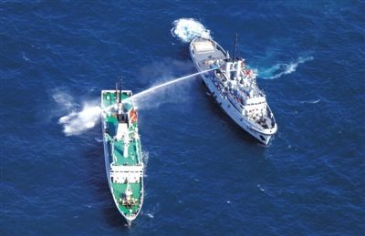 昨日，東海某海域，東海艦隊(duì)拖船使用高壓水炮為地方執(zhí)法船滅火
