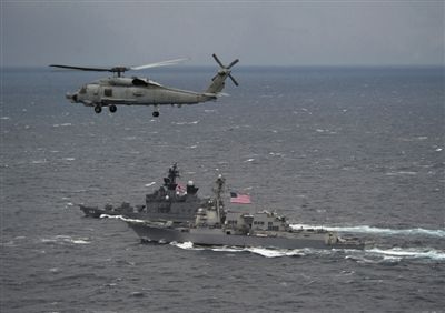 2011年1月10日，美國海軍驅逐艦與日本海上自衛(wèi)隊“鞍馬”號驅逐艦在日本長崎縣附近海域舉行聯(lián)合海上演習。資料圖片