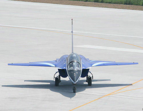 資料圖：中國(guó)L-15高級(jí)教練機(jī)使用的是烏克蘭制AI-222發(fā)動(dòng)機(jī)。