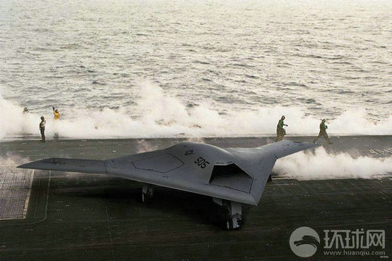 資料圖：X-47B無人機(jī)在林肯號航母上進(jìn)行系統(tǒng)連接測試。