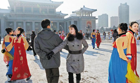 12月12日，朝鮮成功發(fā)射火箭后，平壤市民跳舞慶祝（資料圖）
