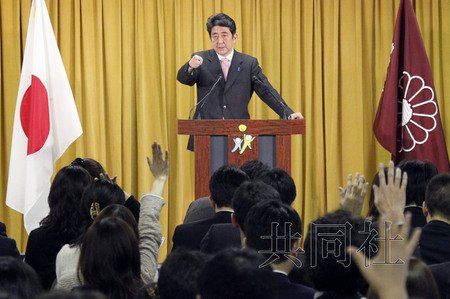 12月17日，日本自民黨總裁安倍晉三17日在黨總部會見記者，表示考慮與日本維新會和眾人之黨攜手修改憲法。