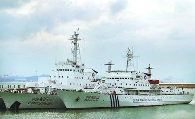 海監(jiān)111船（左）與112船，海監(jiān)111船原為海軍“海冰723號”破冰船