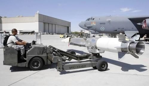 資料圖：美軍嘗試將“X-51 Wave Rider”飛行器掛在一架“B-52”轟炸機(jī)下，發(fā)射升空。