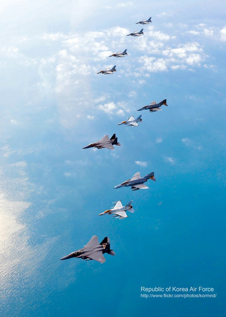 圖為韓空軍KF-16戰(zhàn)機、F-4戰(zhàn)機、F-15K兩代三型戰(zhàn)機編隊升空練作戰(zhàn)。