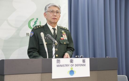 2月21日下午2點，日本陸上自衛(wèi)隊參謀長君塚榮治在防衛(wèi)省會見記者