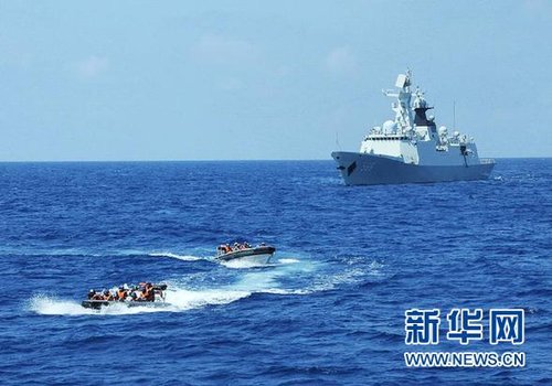 3月28日，十余名臨檢拿捕隊(duì)員從玉林艦出發(fā)，乘小艇駛向模擬可疑商船的艦只。