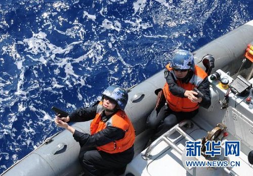 　3月28日，十余名臨檢拿捕隊(duì)員乘小艇駛至模擬可疑商船下方水面。