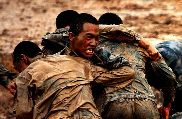 資料圖：濟南軍區(qū)某部特種兵魔鬼訓(xùn)練。
