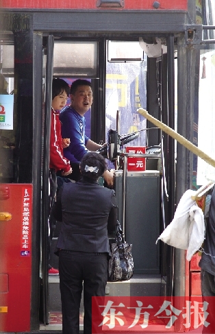 梅麗手持殘疾人證等車(chē)時(shí)，多次被司機(jī)婉言謝絕